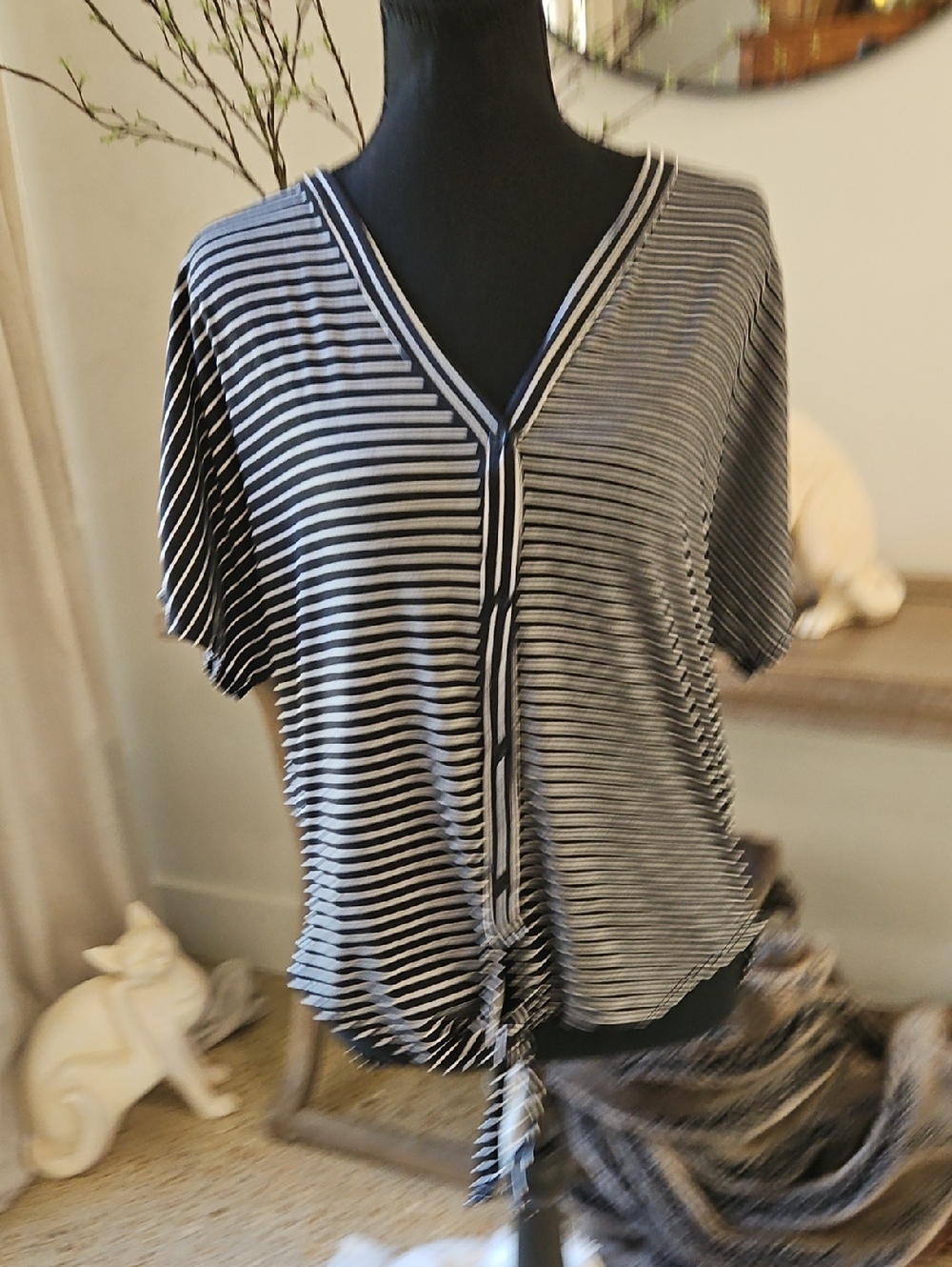 lavender field Black & White Striped V-Neck Tie-Front Crop Top. Size S